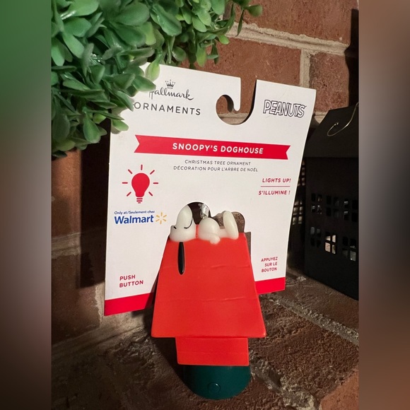 Hallmark Peanuts Snoopy on Doghouse with Light Ornament - Picture 7 of 10